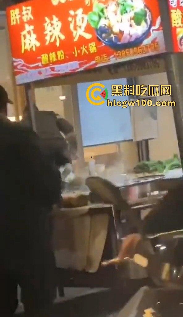 福建南平惊险一男子在夜宵摊用刀具不停地捅刺一女生，大老爷们怎么下得去手的。  第7张