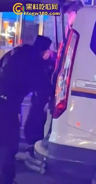 福建南平惊险一男子在夜宵摊用刀具不停地捅刺一女生，大老爷们怎么下得去手的。  第8张