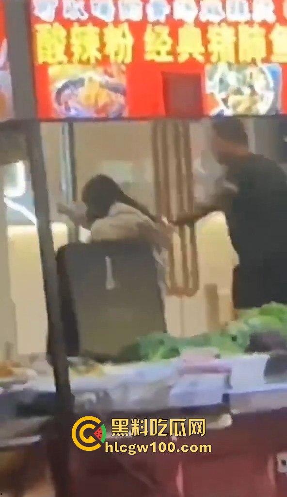 福建南平惊险一男子在夜宵摊用刀具不停地捅刺一女生，大老爷们怎么下得去手的。  第9张