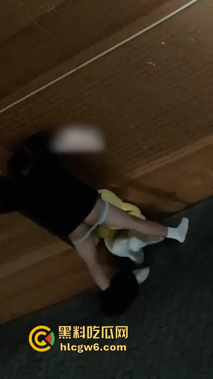 广西建设职业技术学院情侣无人角落野战泄欲被拍 掐脖耳光强制口爆 这妹子是个M吧？  第1张