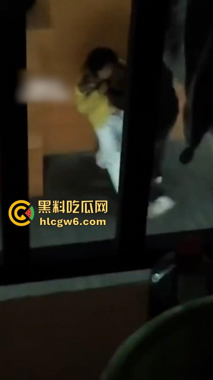 广西建设职业技术学院情侣无人角落野战泄欲被拍 掐脖耳光强制口爆 这妹子是个M吧？  第6张