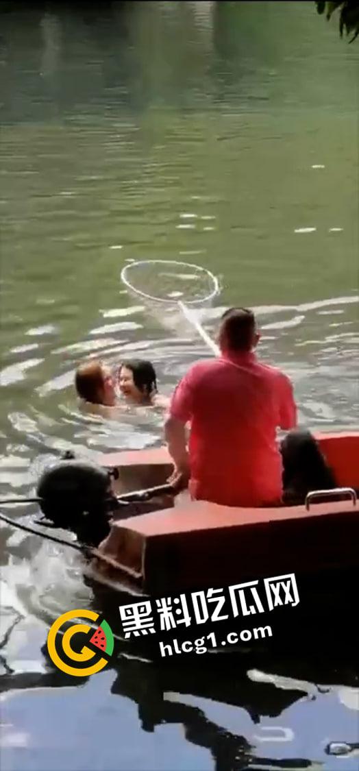 广州越秀公园比基尼外国女郎游泳 水中激情舌吻 看的大爷都硬了 现场视频流出  第5张