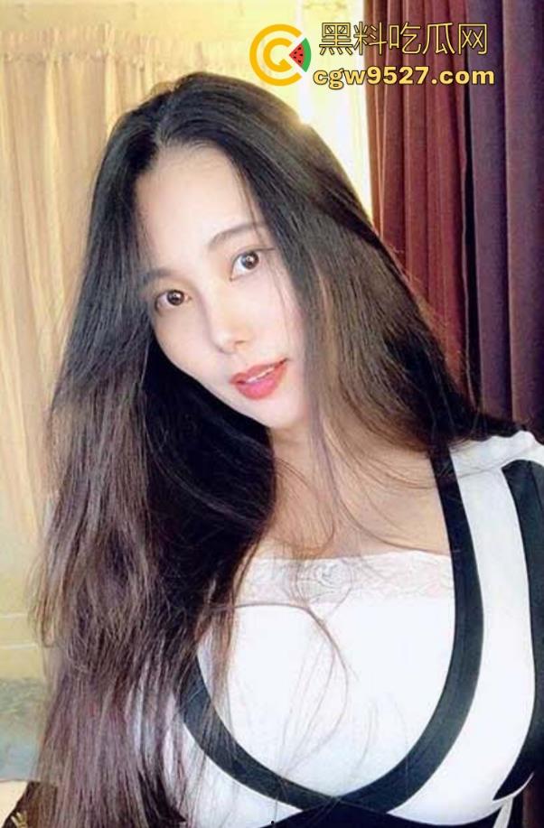 海角乱伦，继父周末出去钓鱼了，在家偷偷用大黄瓜插进了妈妈的成熟身体肥逼里，狠狠的内射满足她！  第1张