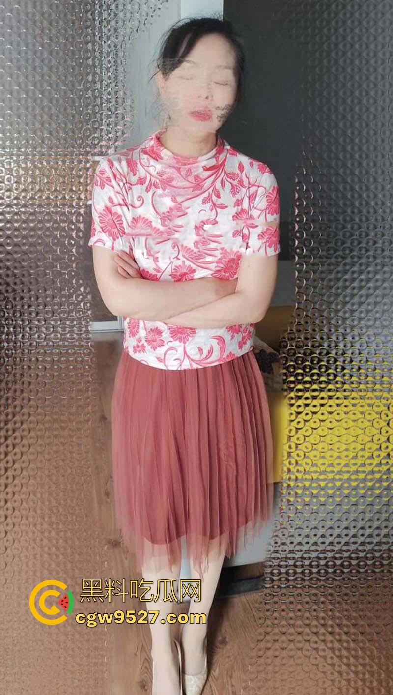 海角乱伦，继父周末出去钓鱼了，在家偷偷用大黄瓜插进了妈妈的成熟身体肥逼里，狠狠的内射满足她！  第4张