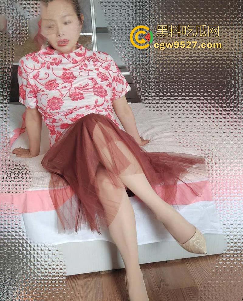 海角乱伦，继父周末出去钓鱼了，在家偷偷用大黄瓜插进了妈妈的成熟身体肥逼里，狠狠的内射满足她！  第6张