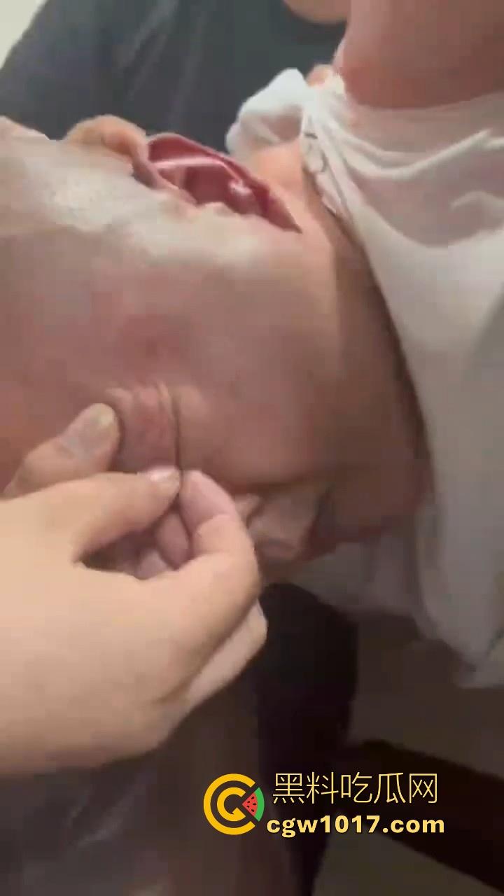 人在河边走哪有不湿鞋啊！中年大哥赌博出老千被当场捉住，惨遭围殴毒打，本想还手奈何对方人多！  第3张