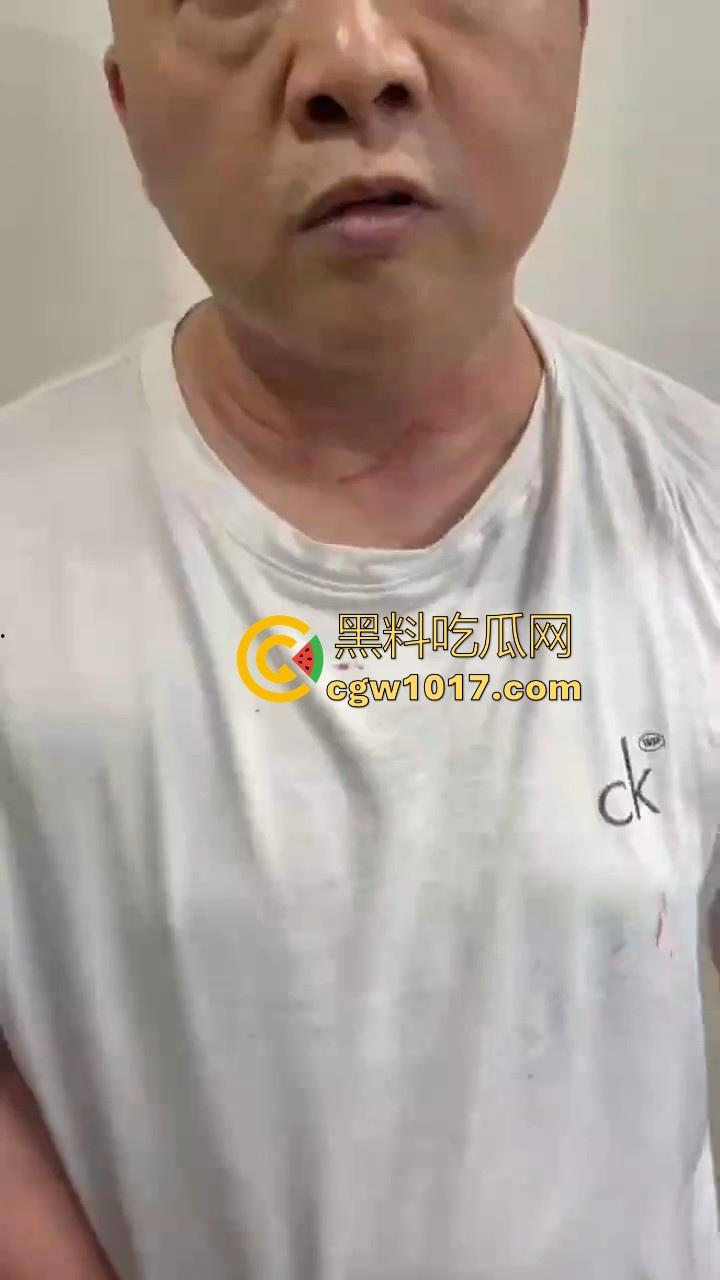 人在河边走哪有不湿鞋啊！中年大哥赌博出老千被当场捉住，惨遭围殴毒打，本想还手奈何对方人多！  第5张