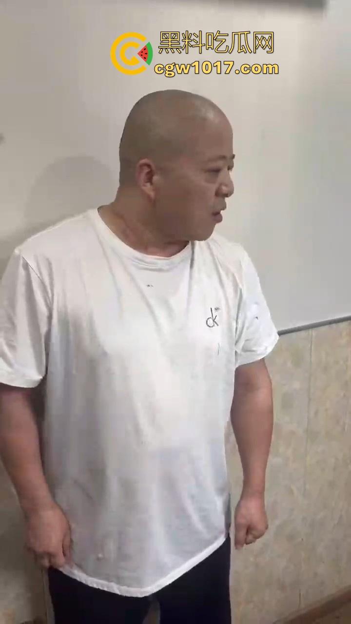 人在河边走哪有不湿鞋啊！中年大哥赌博出老千被当场捉住，惨遭围殴毒打，本想还手奈何对方人多！  第6张