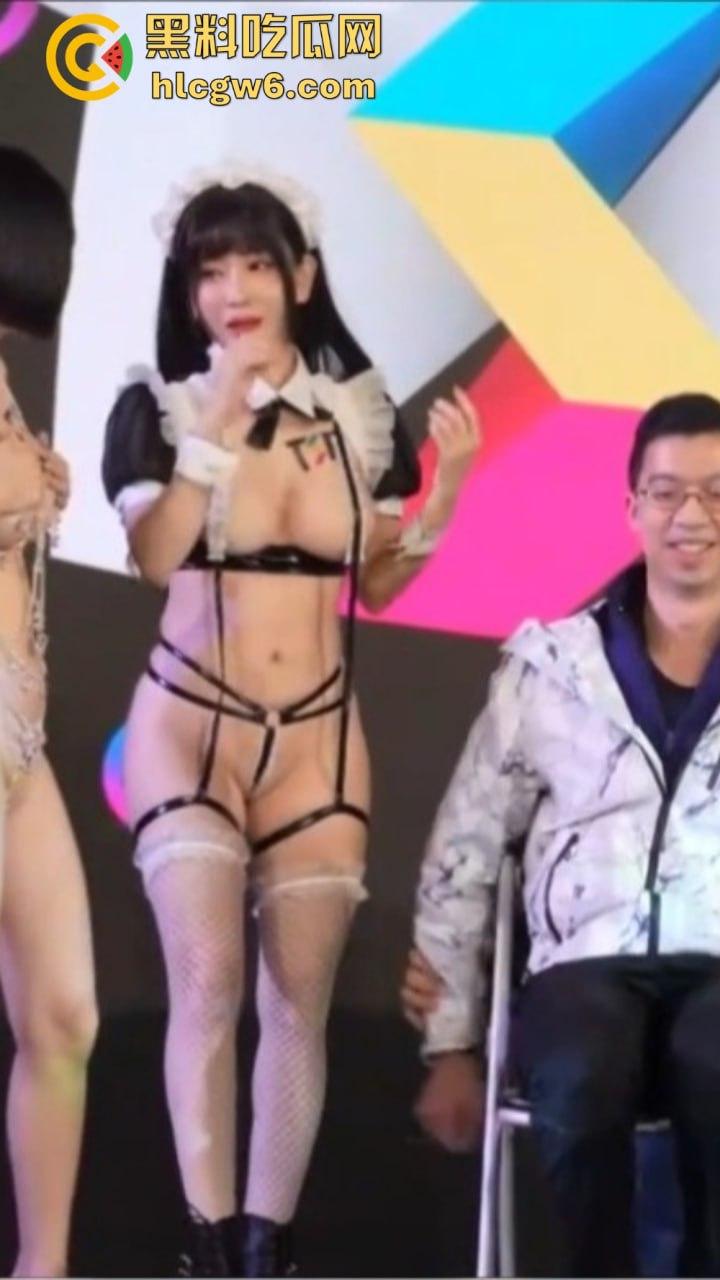 台湾成人展太敢玩，两大女优现场狂骑男粉丝，坐腿上贴身调情，高清镜头拍到压枪都快hold不住了！  第2张