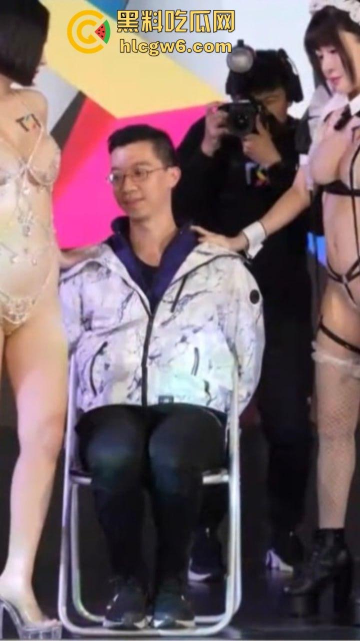 台湾成人展太敢玩，两大女优现场狂骑男粉丝，坐腿上贴身调情，高清镜头拍到压枪都快hold不住了！  第11张