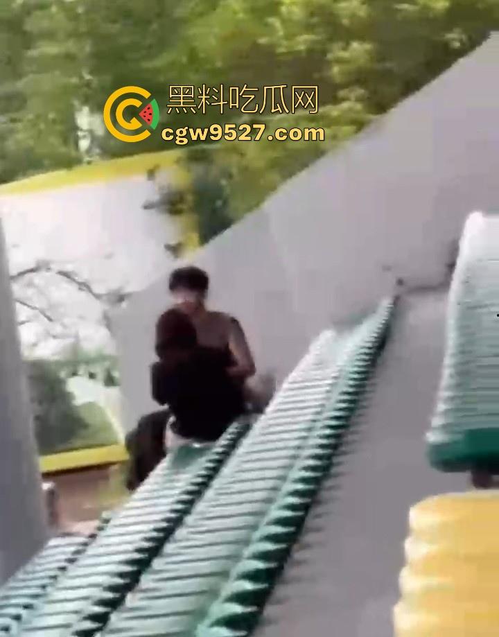 湖北美术学院，小情侣饥渴难耐户外刺激性爱，直接伸进了狂扣狂舔，场面极其刺激！  第4张