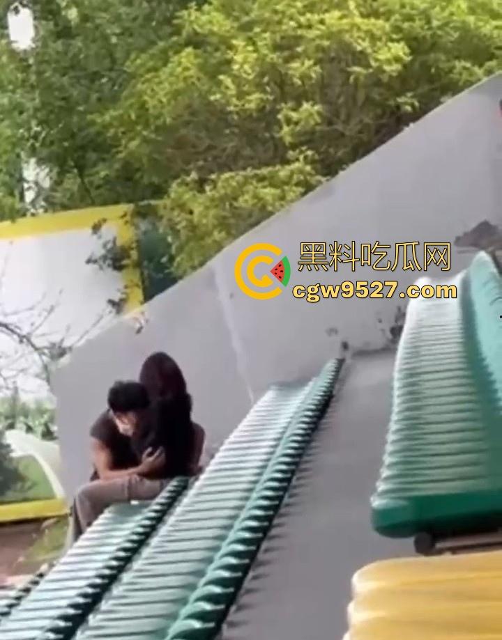 湖北美术学院，小情侣饥渴难耐户外刺激性爱，直接伸进了狂扣狂舔，场面极其刺激！  第6张