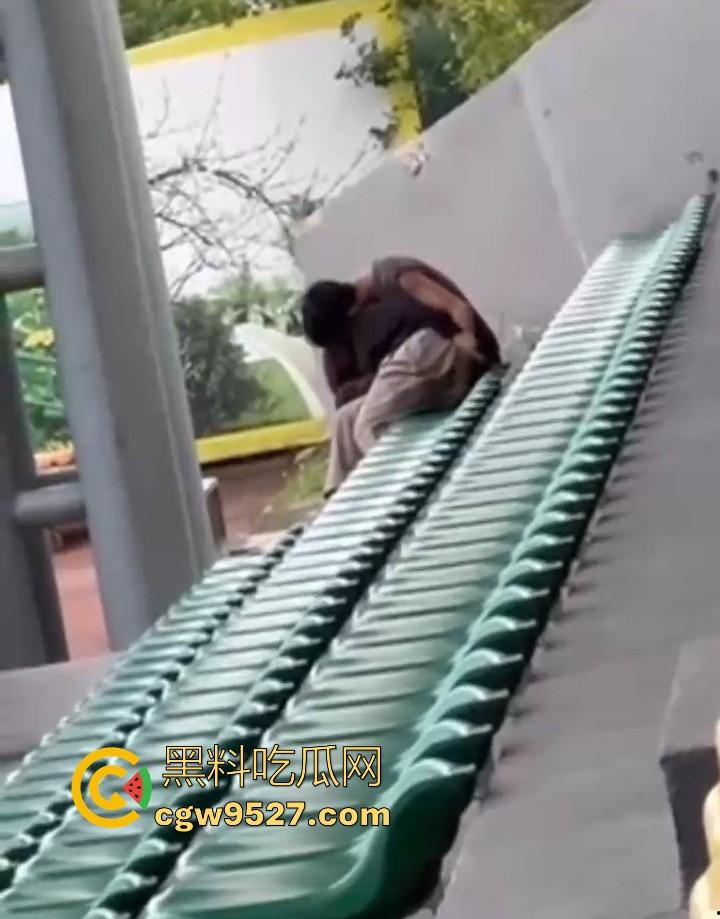 湖北美术学院，小情侣饥渴难耐户外刺激性爱，直接伸进了狂扣狂舔，场面极其刺激！  第7张