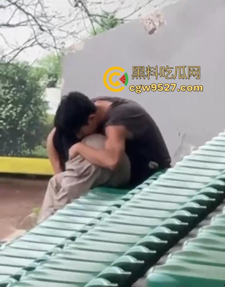 湖北美术学院，小情侣饥渴难耐户外刺激性爱，直接伸进了狂扣狂舔，场面极其刺激！  第9张