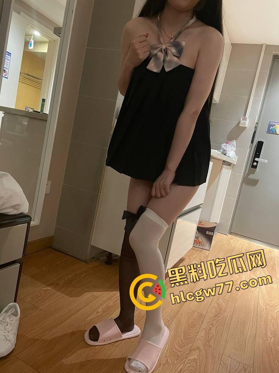 石家庄精神小妹【李亿亿】穿JK制服上门舔棒,含着鸡巴的样子贱得想让人一巴掌操她脸上! 第16张 石家庄精神小妹【李亿亿】穿JK制服上门舔棒,含着鸡巴的样子贱得想让人一巴掌操她脸上! 第16张