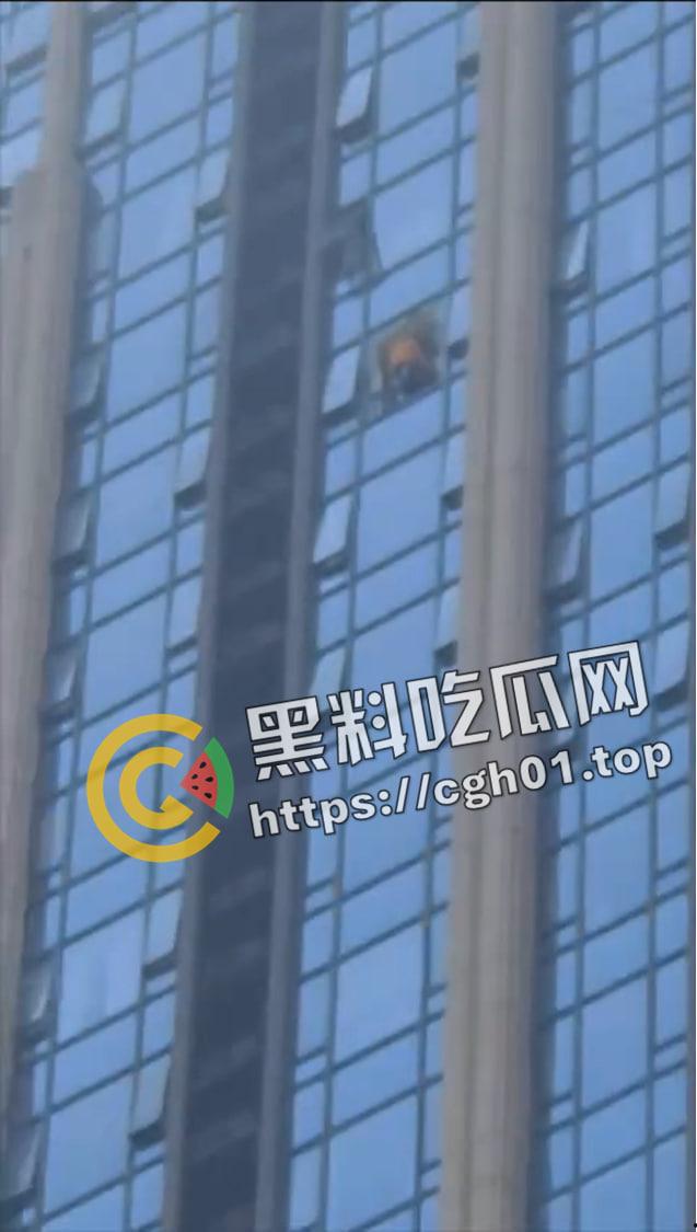 成都天府二街砍人事件！连砍三人 直接封喉 凶手跳楼 物业都不敢上去抓 血腥现场直达  第10张