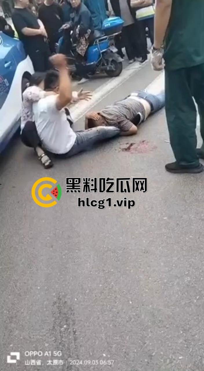 太原街头血腥一幕！男子酒驾撞车后持砖暴打司机，周围群众冷眼旁观吃瓜！  第1张