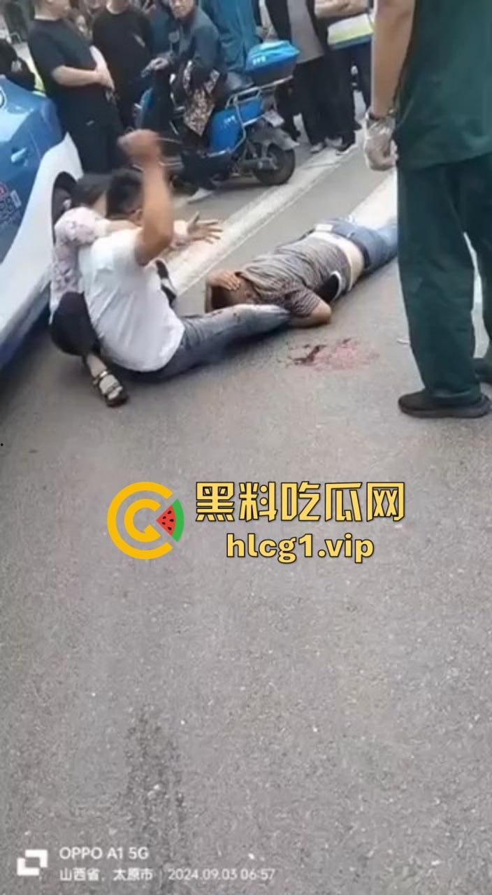 太原街头血腥一幕！男子酒驾撞车后持砖暴打司机，周围群众冷眼旁观吃瓜！  第2张