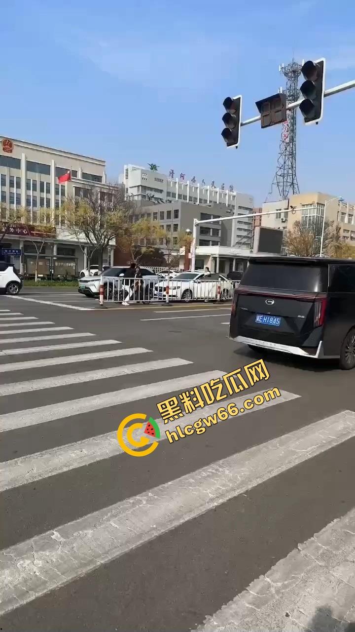 邢台市上演砸车大戏，原配将车辆逼停后砸烂车窗，小三躲在车里瑟瑟发抖不敢出来！  第1张