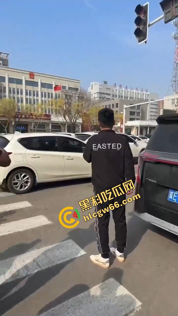 邢台市上演砸车大戏，原配将车辆逼停后砸烂车窗，小三躲在车里瑟瑟发抖不敢出来！  第3张