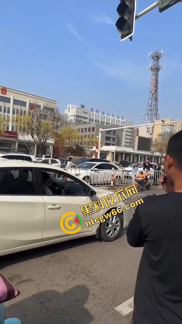 邢台市上演砸车大戏，原配将车辆逼停后砸烂车窗，小三躲在车里瑟瑟发抖不敢出来！  第4张