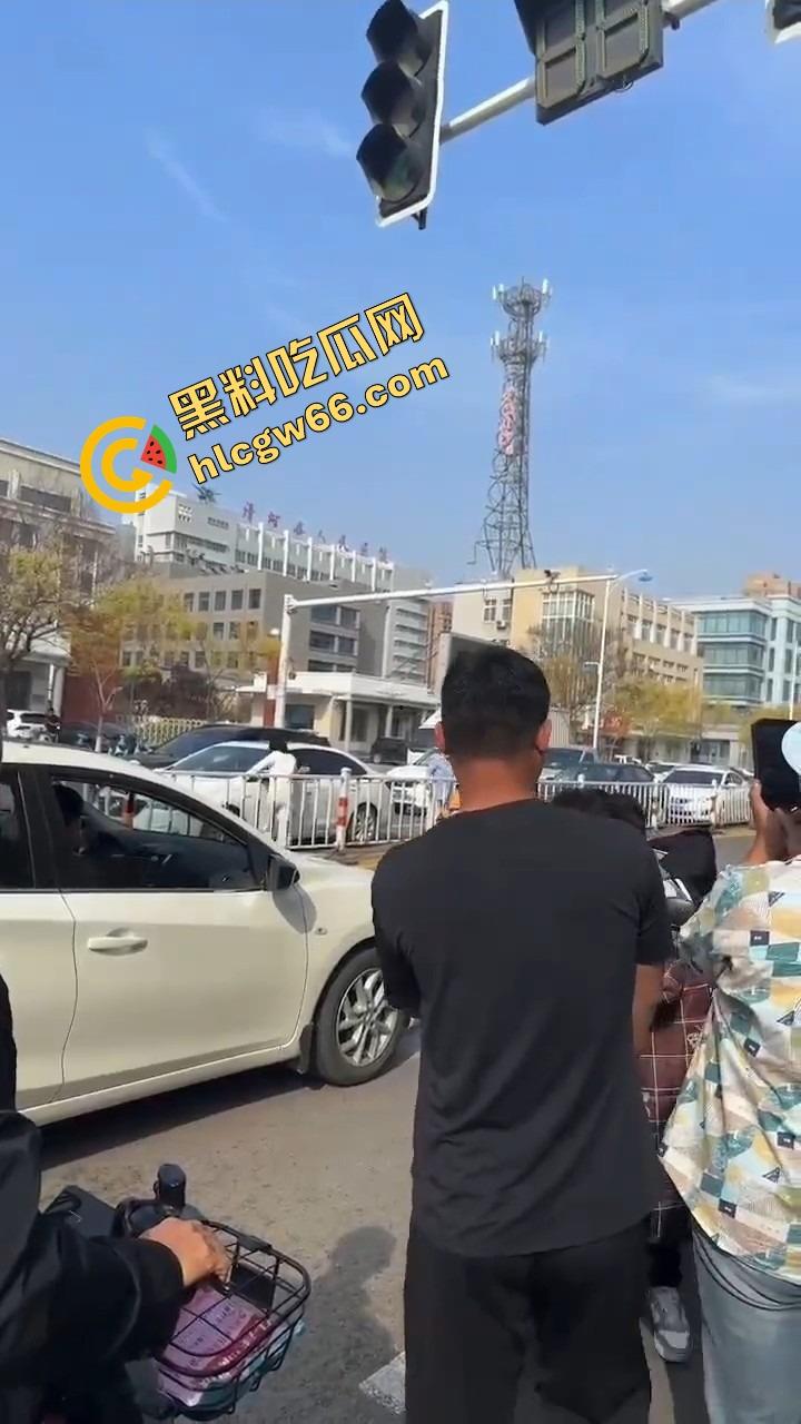 邢台市上演砸车大戏，原配将车辆逼停后砸烂车窗，小三躲在车里瑟瑟发抖不敢出来！  第5张