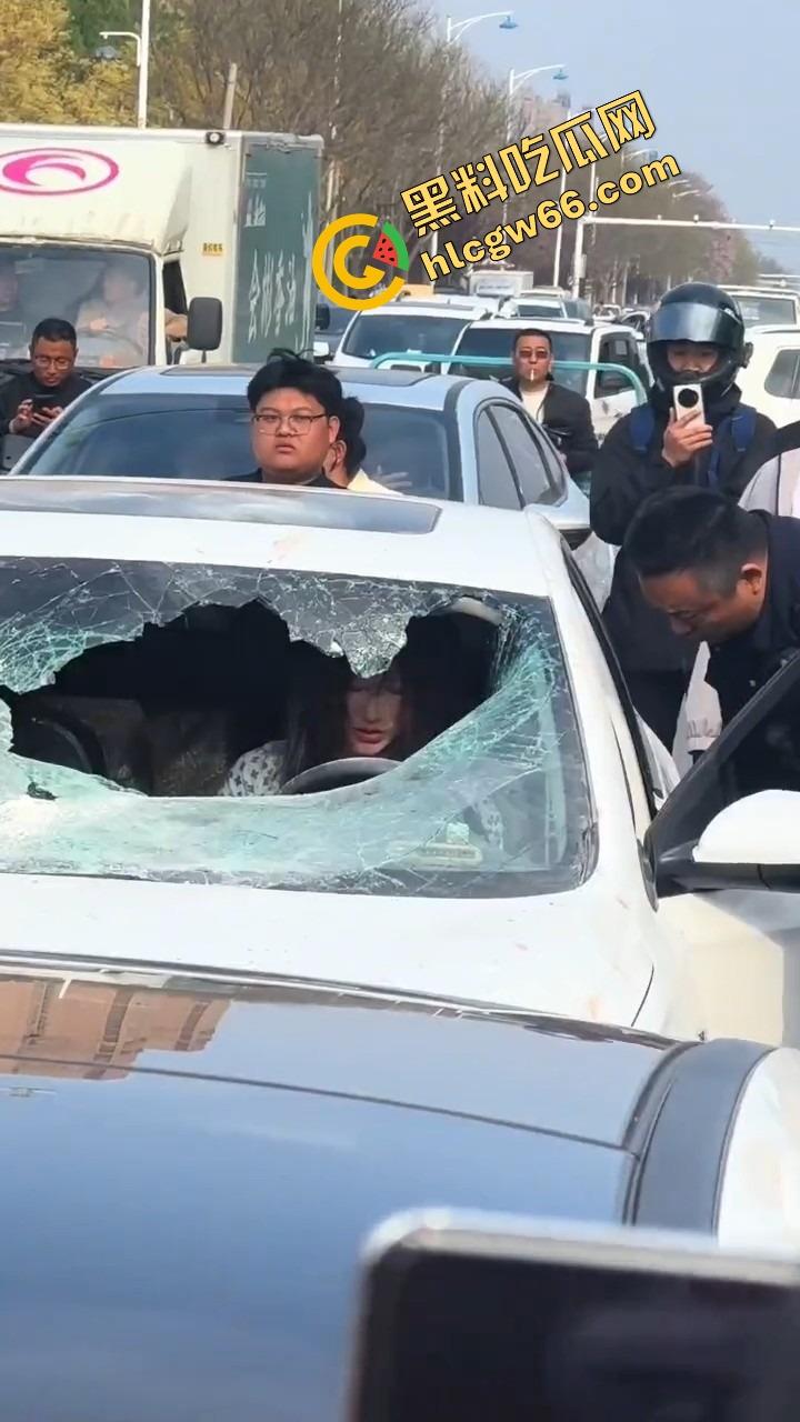 邢台市上演砸车大戏，原配将车辆逼停后砸烂车窗，小三躲在车里瑟瑟发抖不敢出来！  第7张
