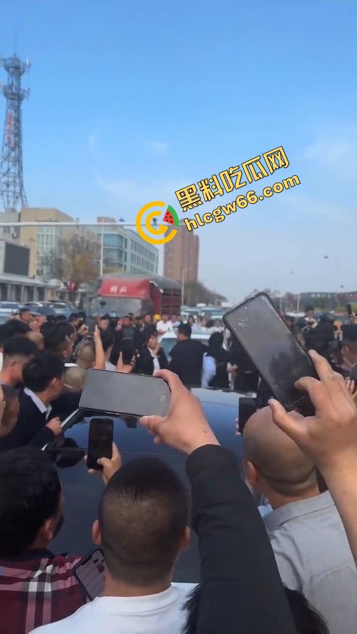 邢台市上演砸车大戏，原配将车辆逼停后砸烂车窗，小三躲在车里瑟瑟发抖不敢出来！  第12张