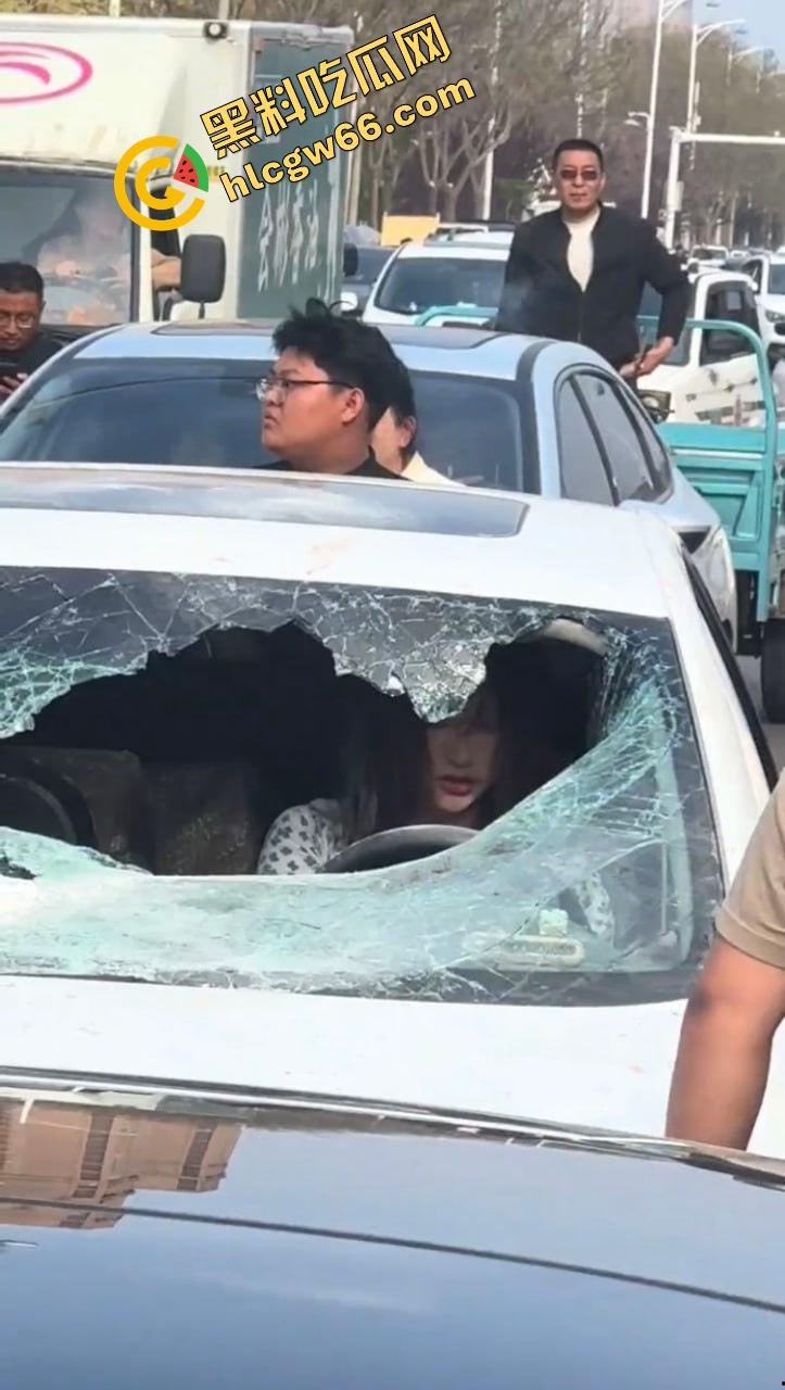 邢台市上演砸车大戏，原配将车辆逼停后砸烂车窗，小三躲在车里瑟瑟发抖不敢出来！  第13张
