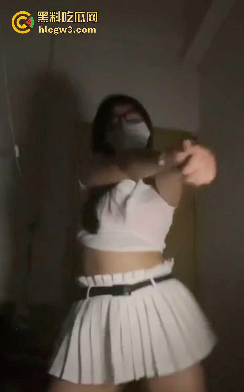 福建漳州职校蜜桃臀反差婊【黄佳怡】 骚气自拍加约炮视频曝光,这骚货反差大到离谱! 第2张 福建漳州职校蜜桃臀反差婊【黄佳怡】 骚气自拍加约炮视频曝光,这骚货反差大到离谱! 第2张