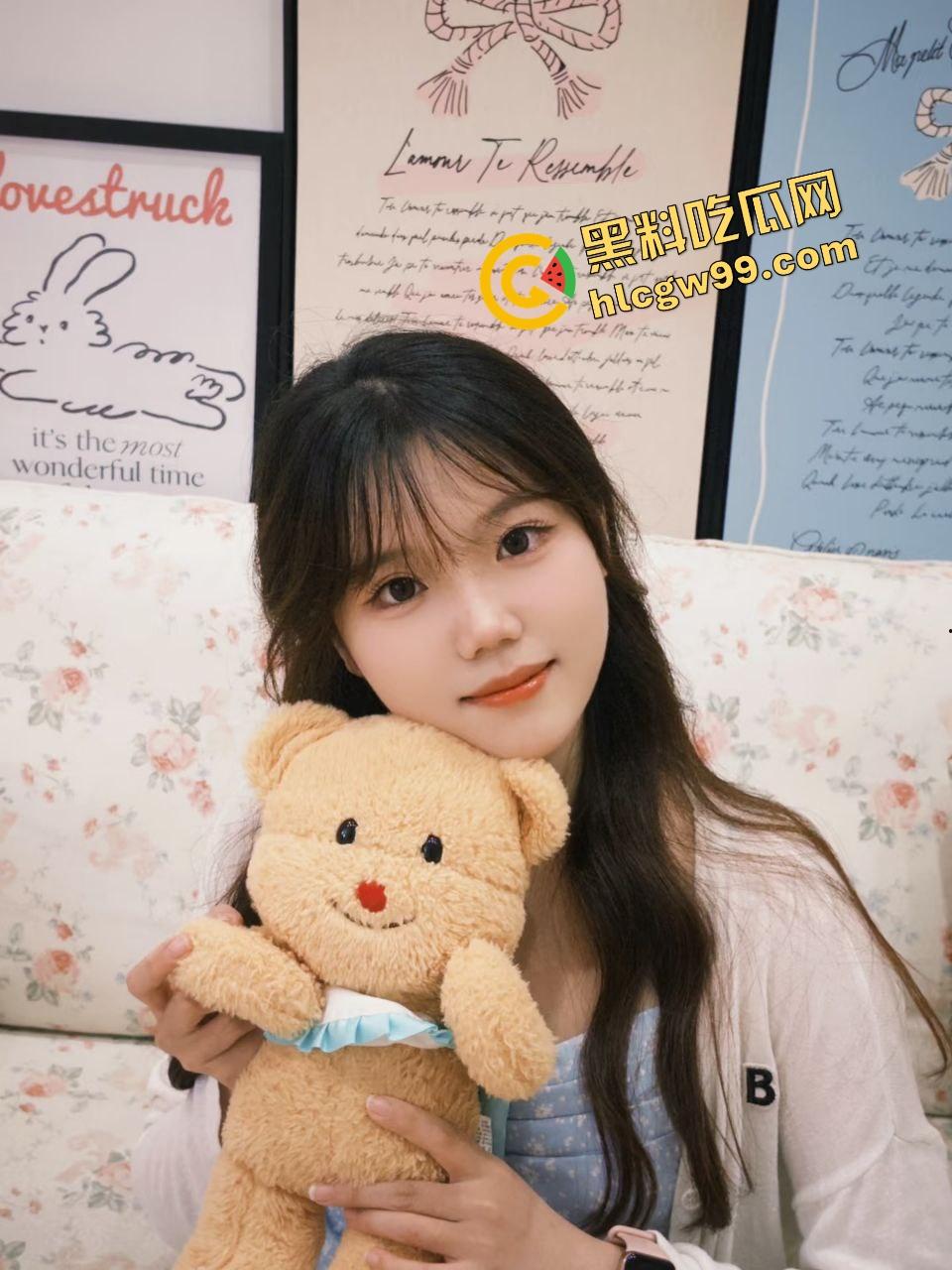 广西高校淫荡反差母狗【胡晓怡】饥渴难耐跑到男友宿舍做爱，当着舍友面直接卧床操逼！独家曝光流出！  第1张