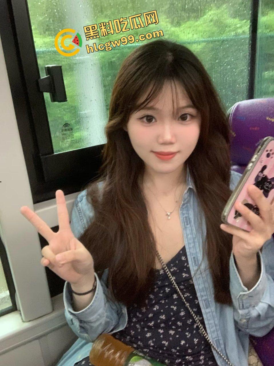 广西高校淫荡反差母狗【胡晓怡】饥渴难耐跑到男友宿舍做爱，当着舍友面直接卧床操逼！独家曝光流出！  第3张