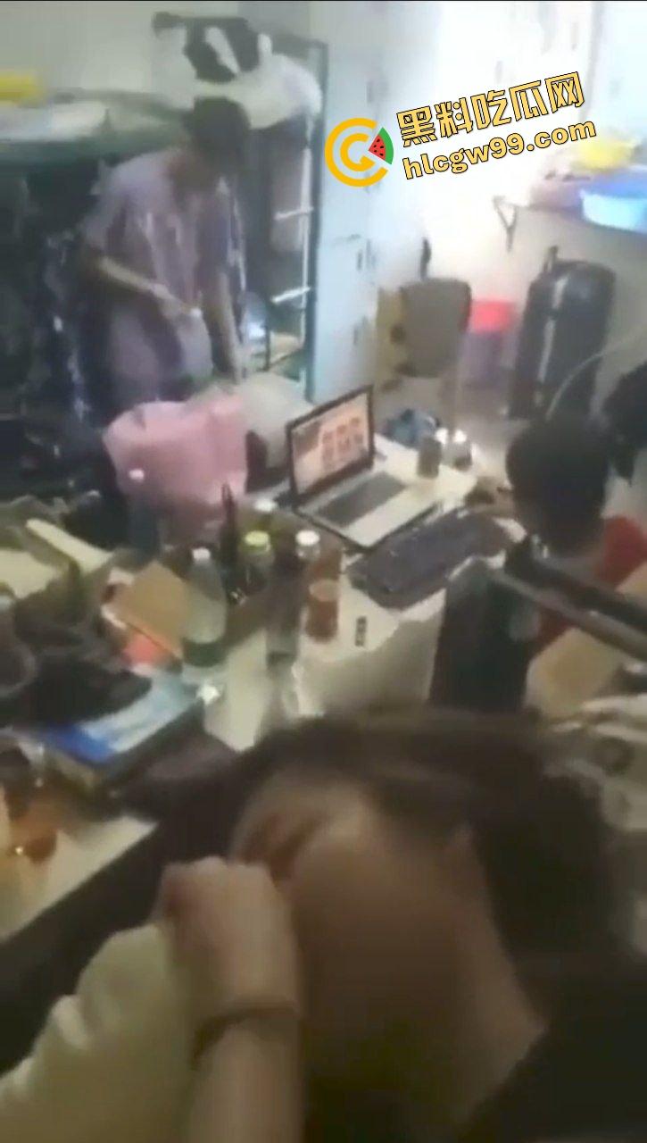 广西高校淫荡反差母狗【胡晓怡】饥渴难耐跑到男友宿舍做爱，当着舍友面直接卧床操逼！独家曝光流出！  第5张