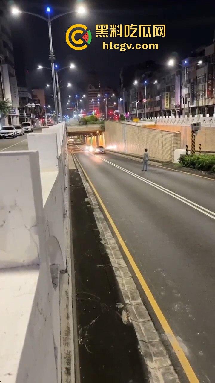 精神大叔作死站路中间，叼烟堵车挑衅！遇上精神小伙直接开揍，魔法果然得用魔法破！  第1张