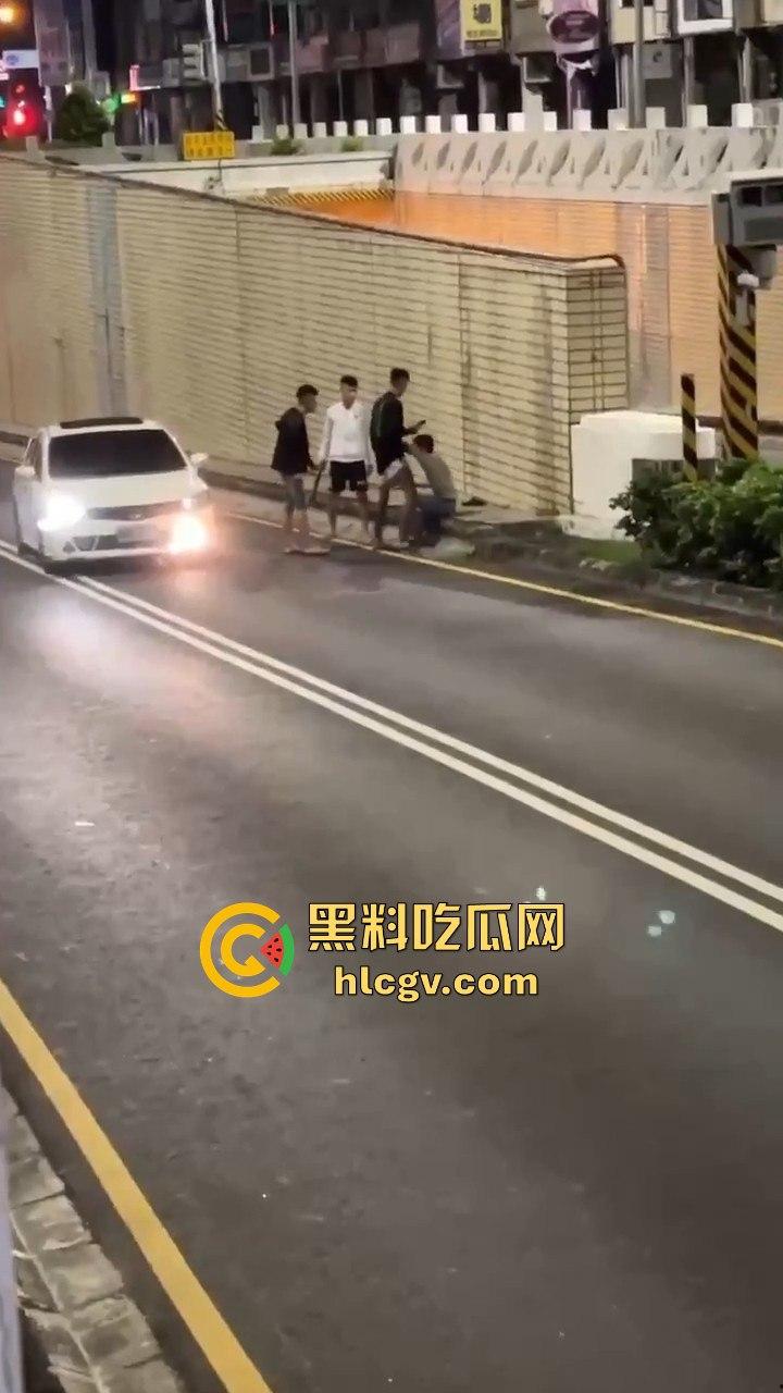 精神大叔作死站路中间，叼烟堵车挑衅！遇上精神小伙直接开揍，魔法果然得用魔法破！  第6张