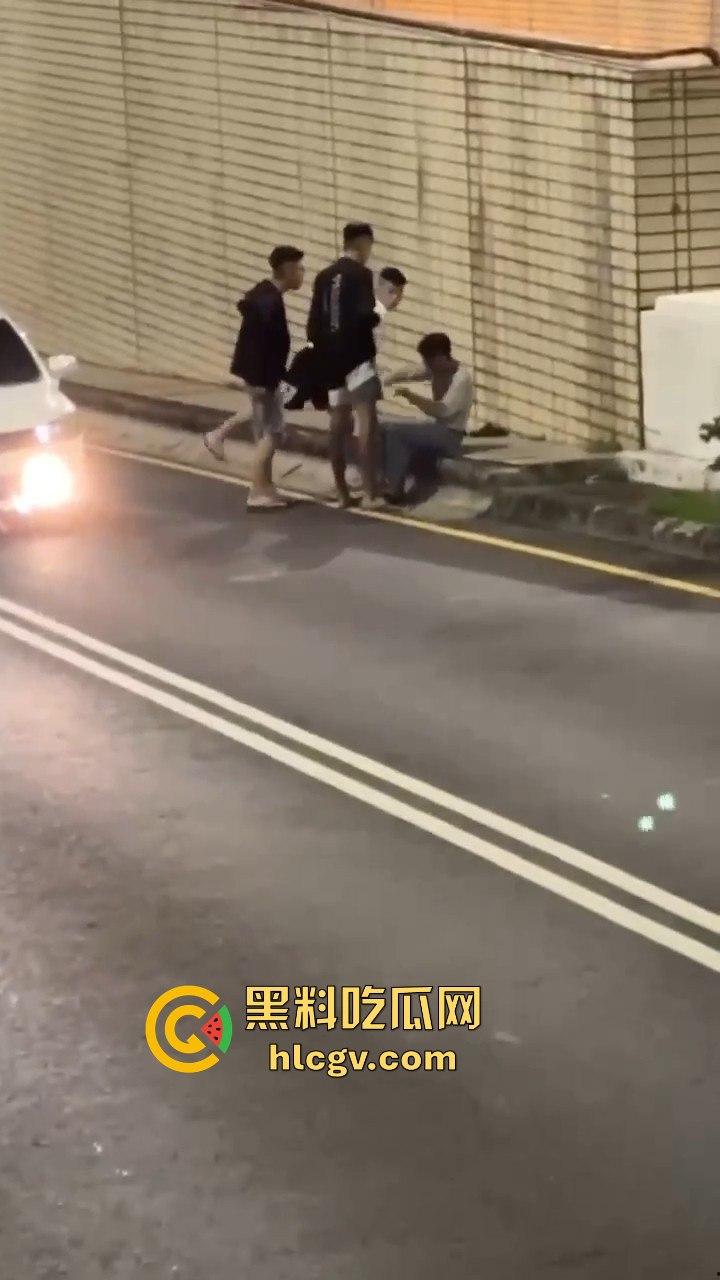 精神大叔作死站路中间，叼烟堵车挑衅！遇上精神小伙直接开揍，魔法果然得用魔法破！  第7张