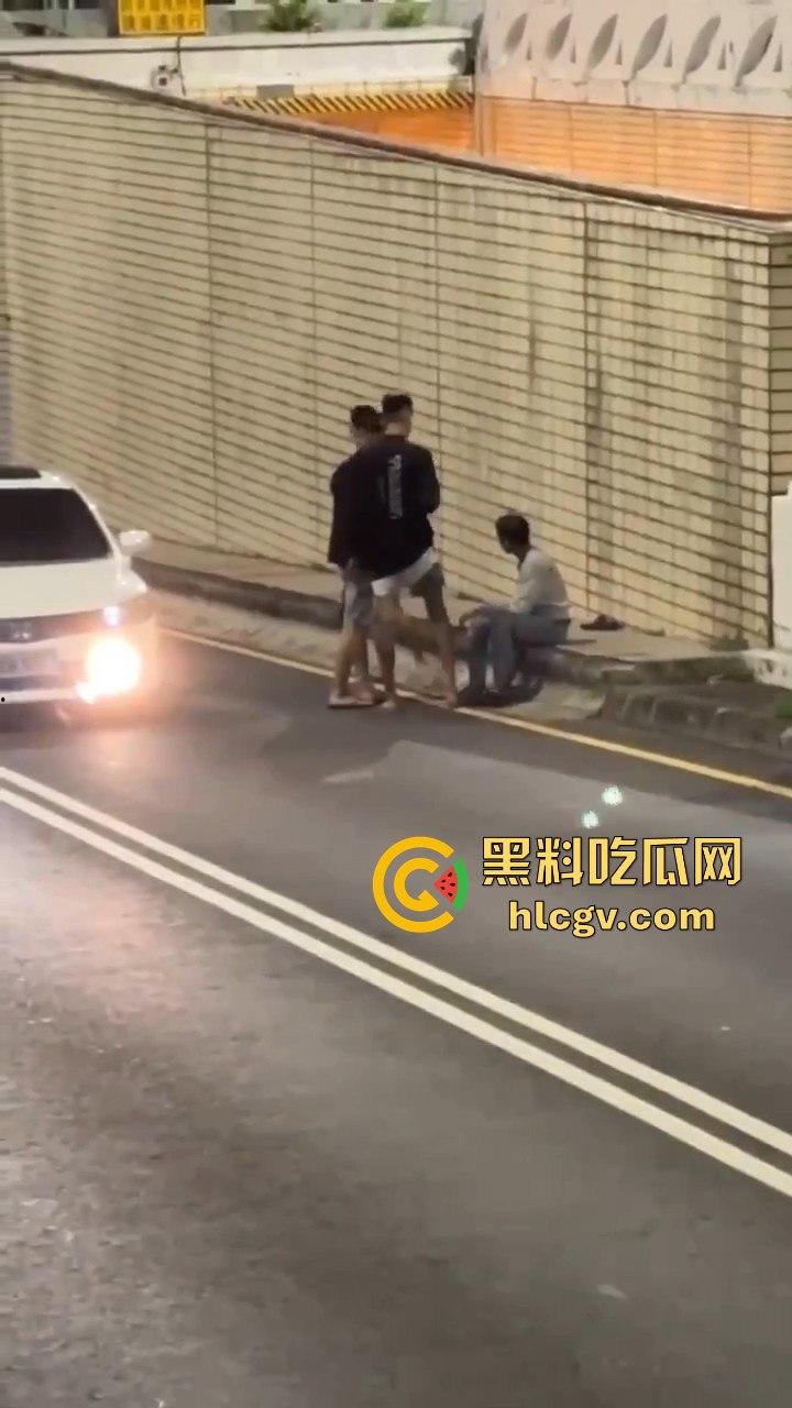 精神大叔作死站路中间，叼烟堵车挑衅！遇上精神小伙直接开揍，魔法果然得用魔法破！  第8张