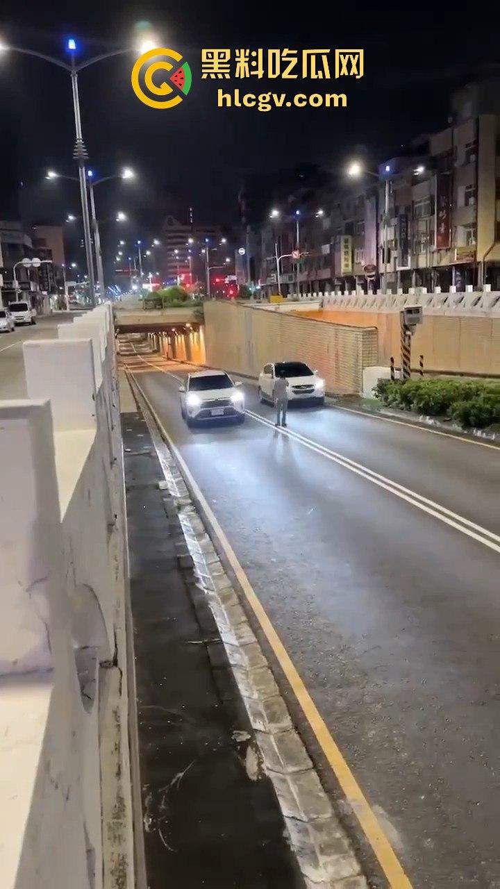 精神大叔作死站路中间，叼烟堵车挑衅！遇上精神小伙直接开揍，魔法果然得用魔法破！  第9张