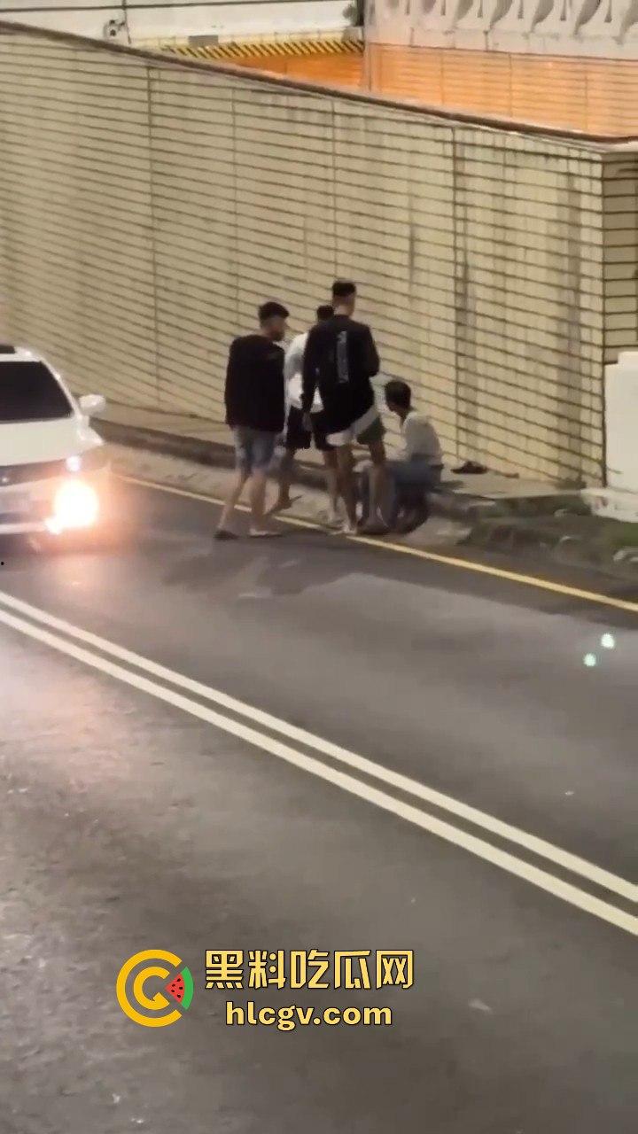 精神大叔作死站路中间，叼烟堵车挑衅！遇上精神小伙直接开揍，魔法果然得用魔法破！  第10张