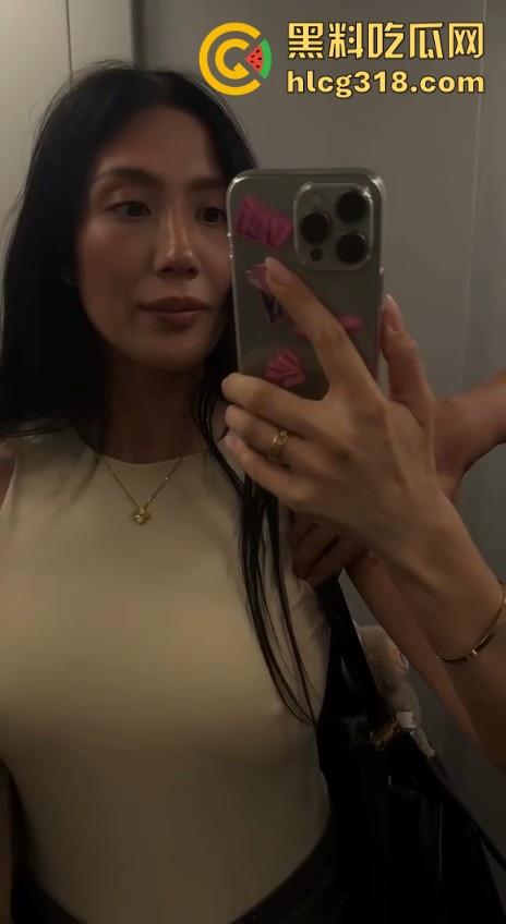 约炮成熟御姐，真空巨乳勾引奶头清晰可见，直接没忍住上手了，无套内射蜜桃嫩穴，真是人间极品！  第4张