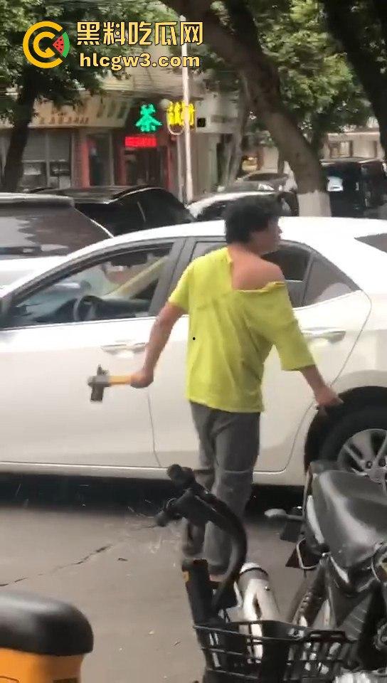 顺德街头武德尽失，黄衣憨憨被揍后不服，扳手砸车泄愤，真就得饶人处且饶怂呗？  第1张