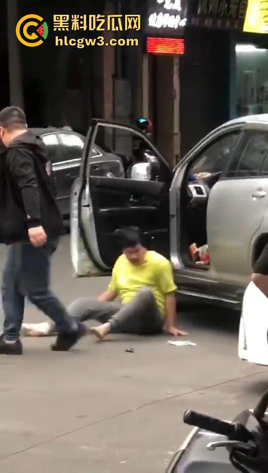 顺德街头武德尽失，黄衣憨憨被揍后不服，扳手砸车泄愤，真就得饶人处且饶怂呗？  第7张