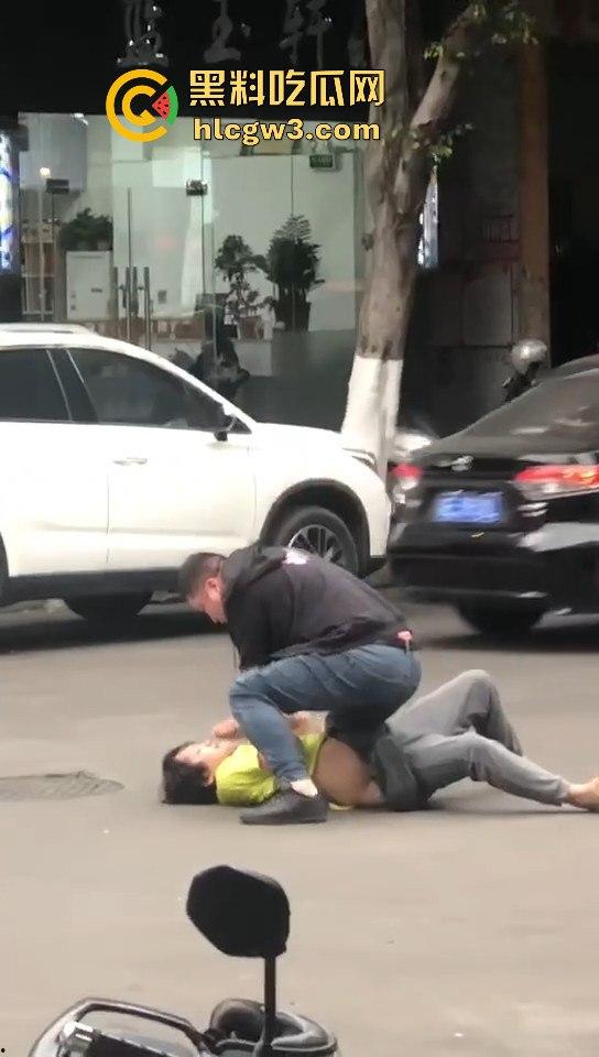 顺德街头武德尽失，黄衣憨憨被揍后不服，扳手砸车泄愤，真就得饶人处且饶怂呗？  第8张