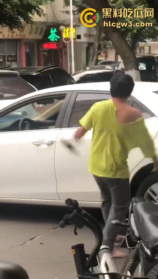 顺德街头武德尽失，黄衣憨憨被揍后不服，扳手砸车泄愤，真就得饶人处且饶怂呗？  第9张