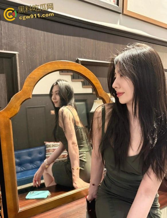 拿下大长腿美女御姐同事，刚开始强上她还不乐意，插入骚逼就老实了，情趣黑丝对镜后入，无套内射肥鲍骚穴！  第1张