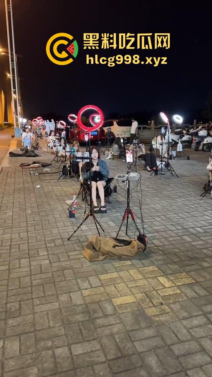 山西网红一条街！南州大桥下全是网红乞丐，美女挤满400多人，乞讨都成产业了！  第8张