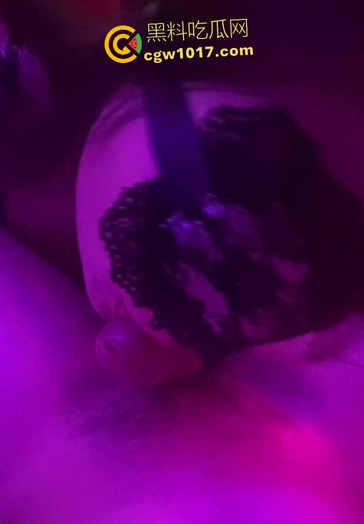 骚包【盯裆猫】夜里毒龙舔肛，后入淫水不够润滑油来凑，白天钻石塞屁眼再，金主累了坐鸡巴骑乘高效榨精！  第1张