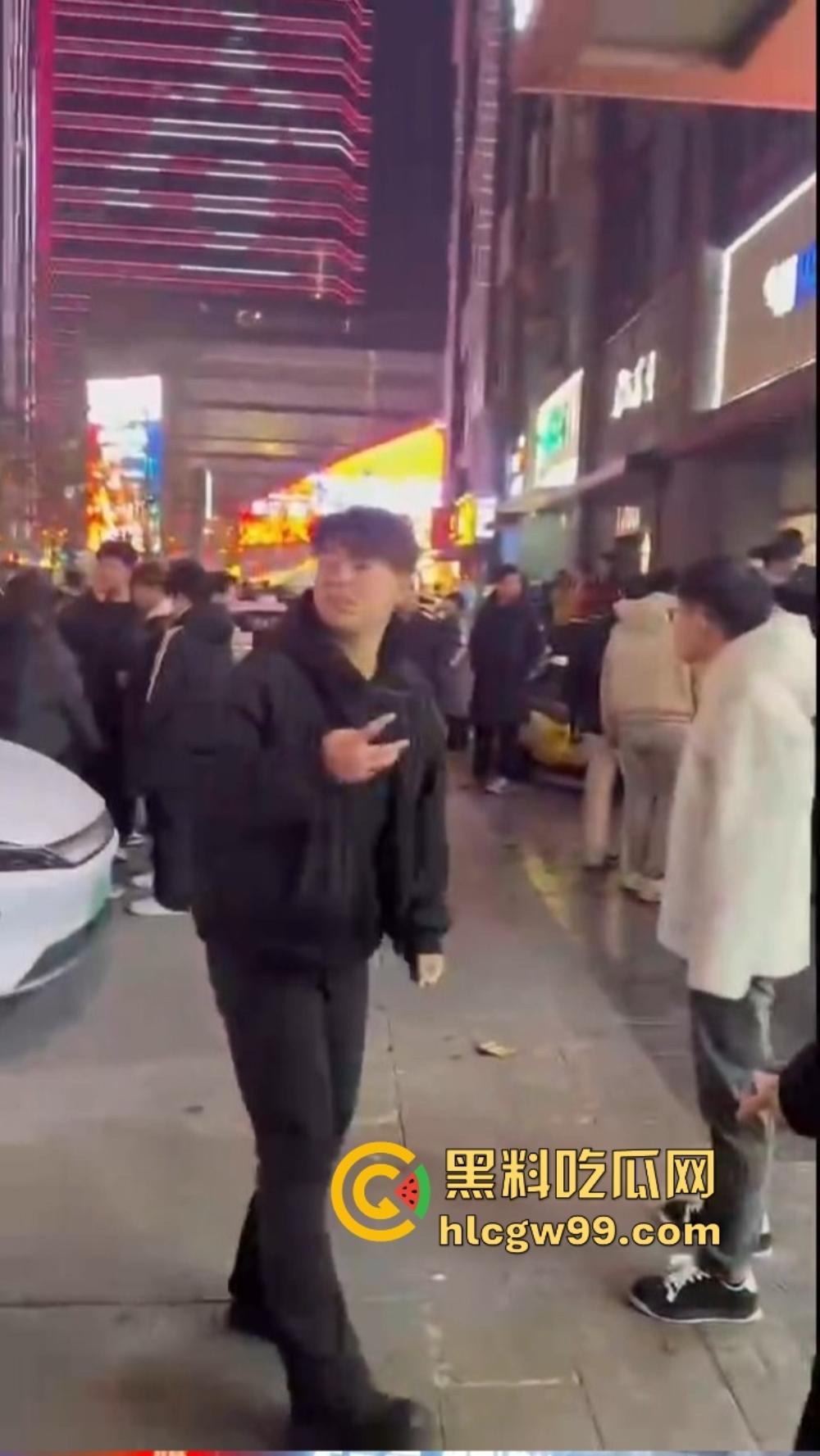 石家庄YOLO酒馆到底有多疯？50v50群架斗殴互砸酒瓶不算啥，厕所里直接开炮，这群小屁孩是疯了吧？  第11张