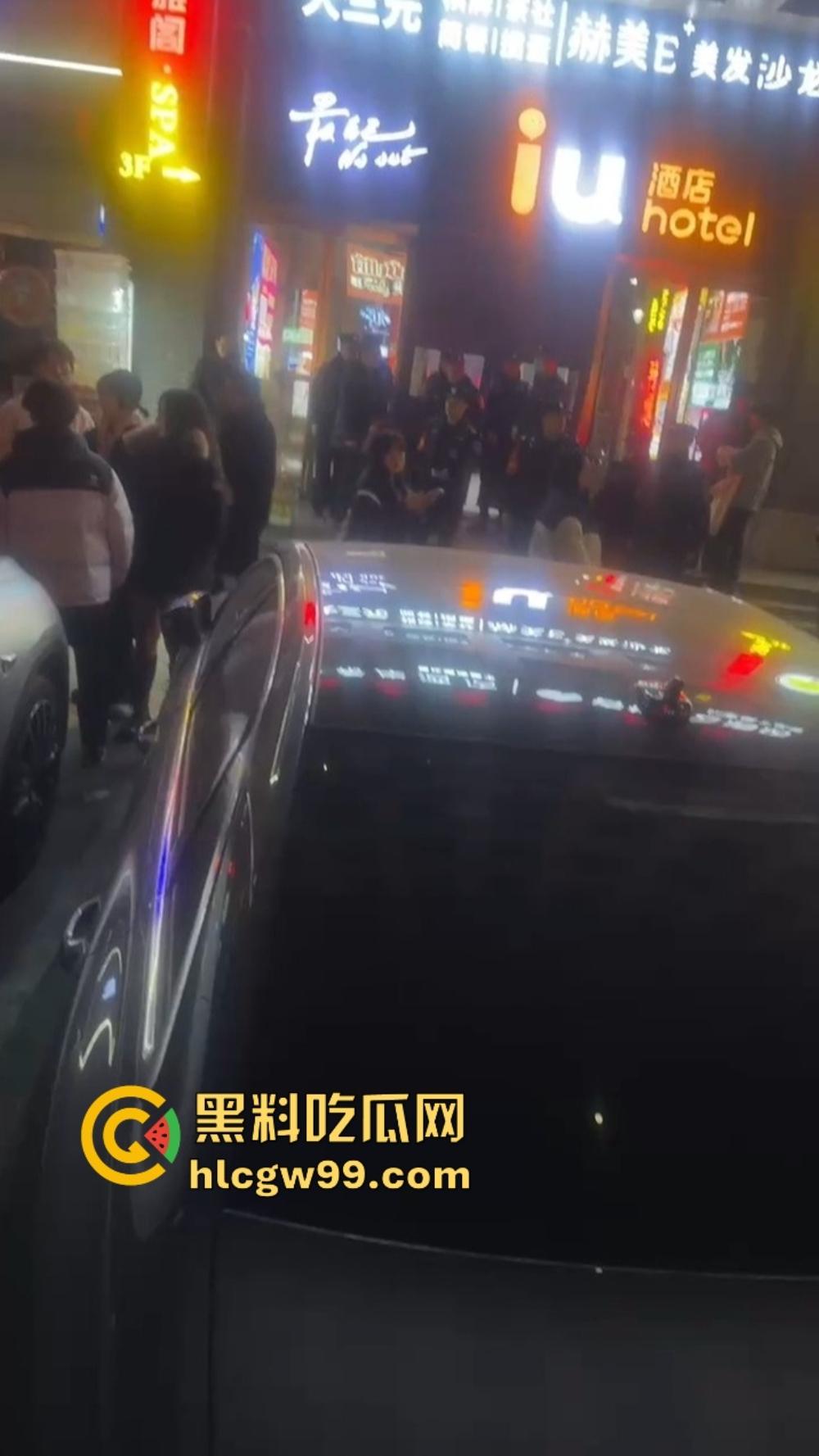 石家庄YOLO酒馆到底有多疯？50v50群架斗殴互砸酒瓶不算啥，厕所里直接开炮，这群小屁孩是疯了吧？  第12张