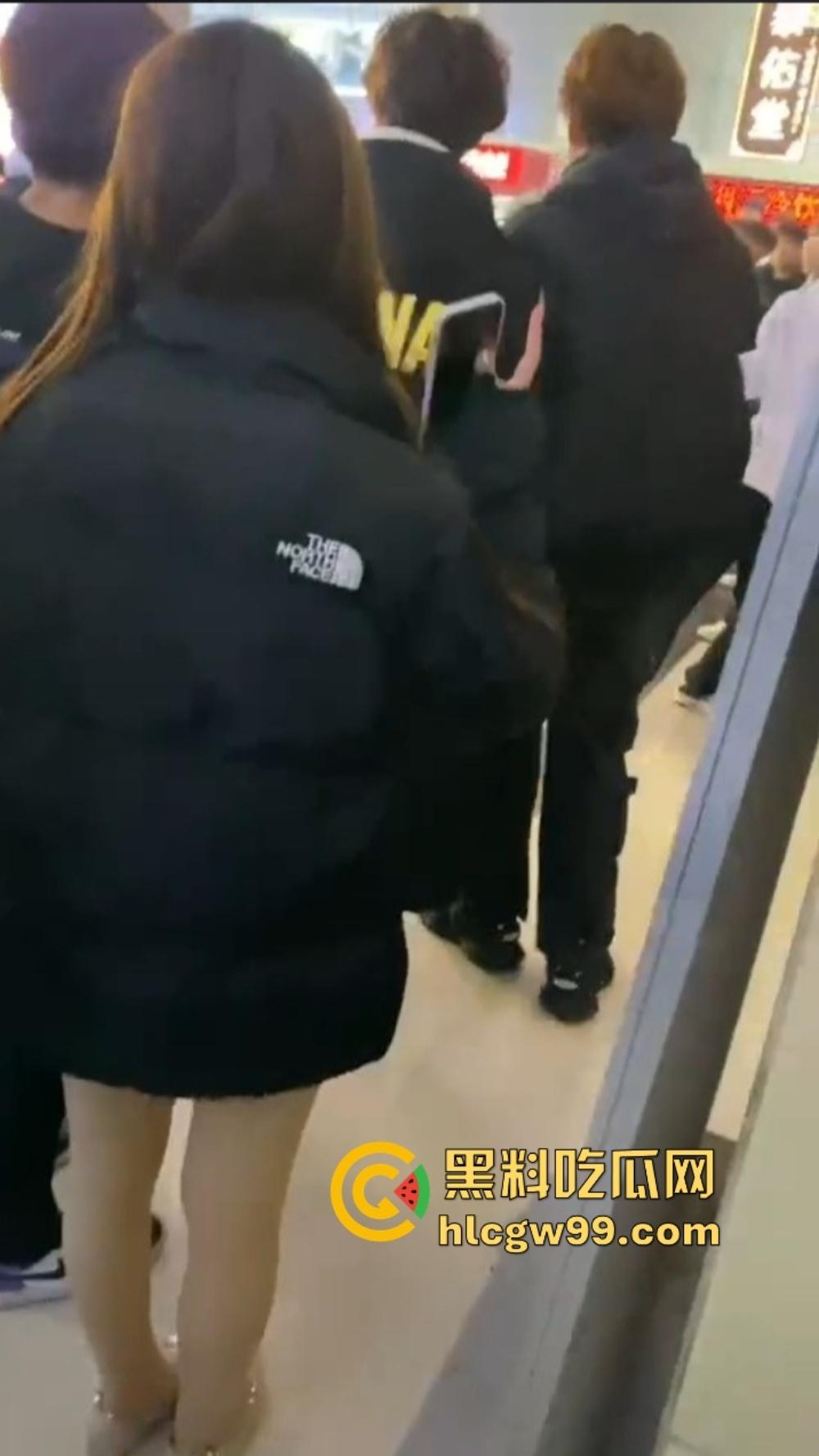 石家庄YOLO酒馆到底有多疯？50v50群架斗殴互砸酒瓶不算啥，厕所里直接开炮，这群小屁孩是疯了吧？  第13张